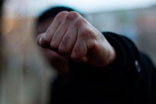 Біля сільського клубу глупої ночі відгамселили та пограбували волинянина: відібрали 200 доларів, 300 гривень і документи