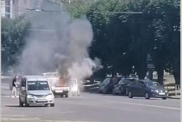 У Луцьку під час руху загорілася автівка (Відео)