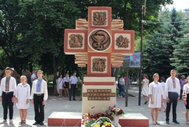 У Вінниці відкрили пам’ятний знак медикам, які загинули на Майдані й в АТО