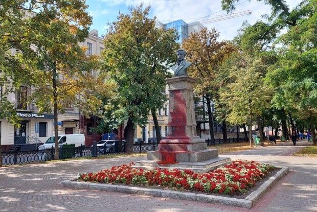У Харкові пам'ятник Пушкіну облили червоною фарбою