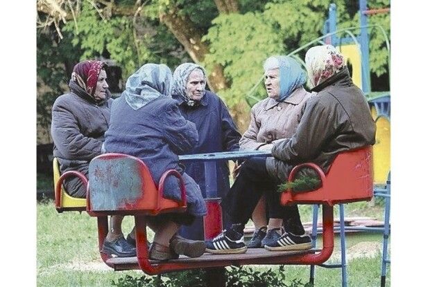 «Так на нараду спішила «Бабського радіо» редколегія, що в метушні і масок не наділа…»