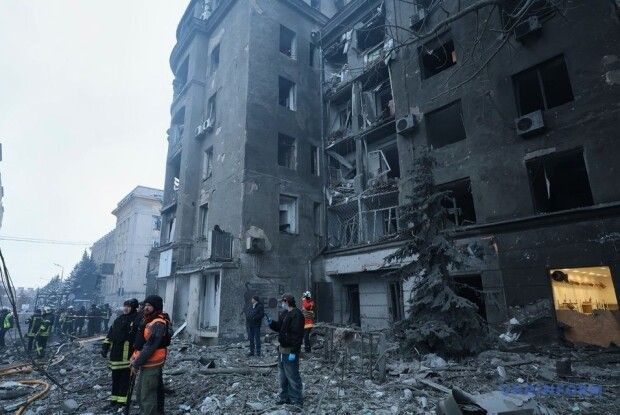 Ракетний удар по Харкову: рятувальники знайшли під завалами тіло дитини