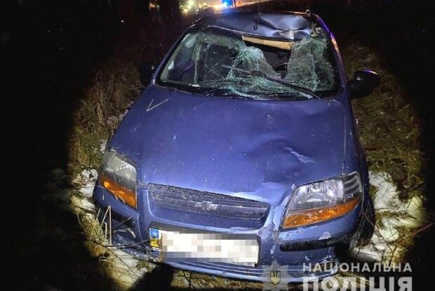 Пішохід хотів перебігти дорогу: сам  загинув, авто в кюветі (Фото. Відео)