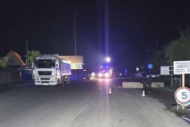Біля Рівного вантажівка влетіла у блокпост: є жертви