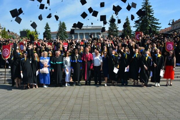 У Луцькому виші випускниця отримала диплом... з обручкою