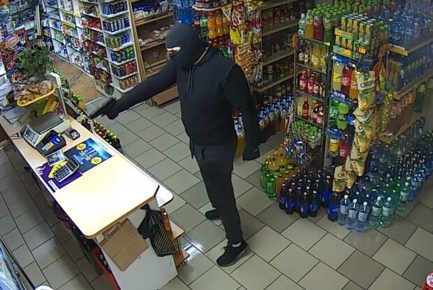 Бойовик по-волинськи: зловмисники увірвалися до магазину зі зброєю, пограбували й зірвали підвіску з продавчині 