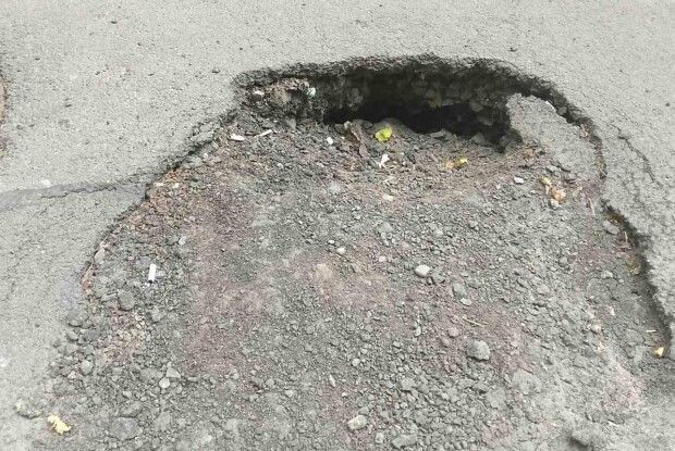 В обласному центрі Волині скаржаться на яму посеред двору