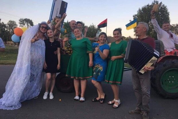 У селі на Рівненщині їздив трактор із піснями та гостинцями від молодят (Фото)