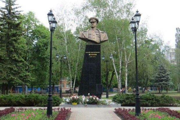 У Харкові повалили погруддя Георгію Жукову.