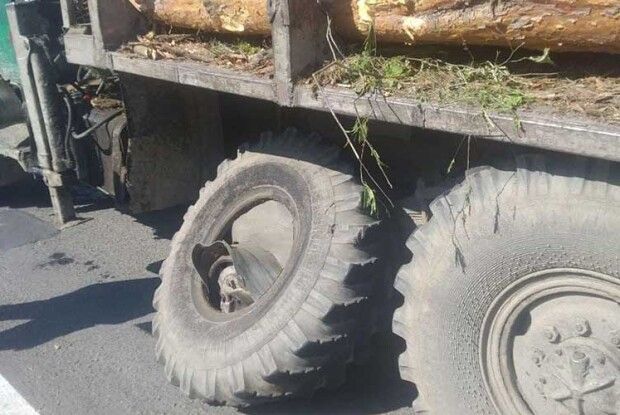 Колесо, яке відлетіло з лісовоза, миттєво відтяло руку пішоходу...
