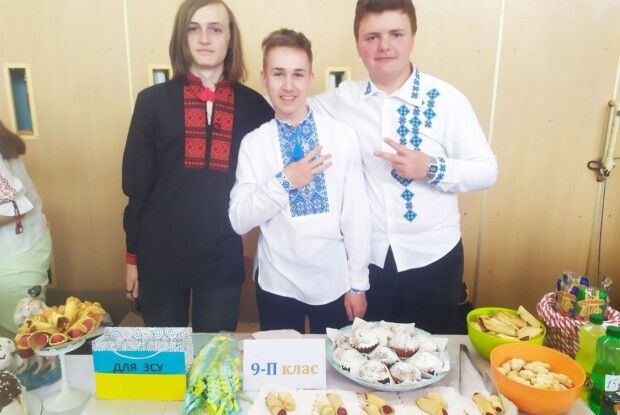 У Луцькому ліцеї сьогодні ярмарок на благо ЗСУ (Фото)