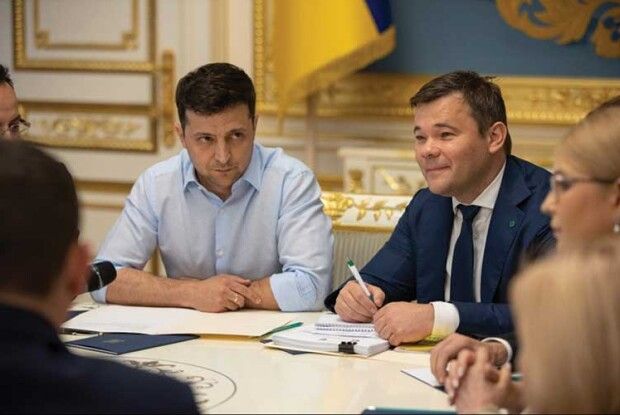 Скільки «слугам» Зеленського платять у конвертах