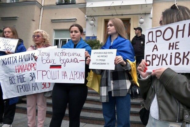 Ремонти вулиць чи життя бійців: у Луцьку відбулась акція протесту (Відео)