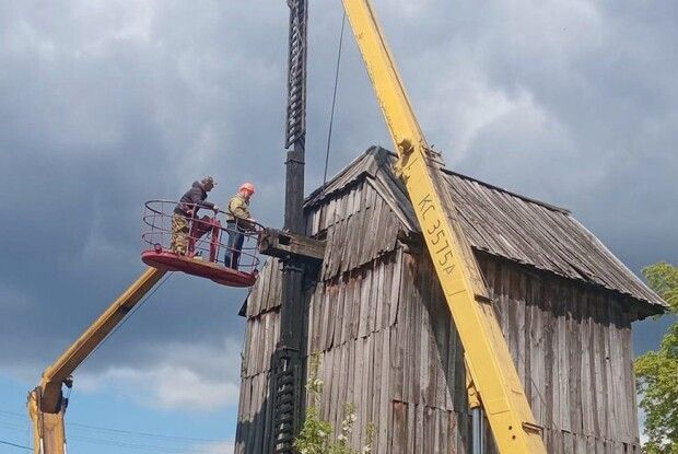 У скансені на Рівненщині відремонтували 100-літній вітряк, пошкоджений під час ракетного удару
