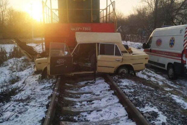 Поїзд врізався в «жигулі» і протягнув їх близько 200 метрів (Фото)
