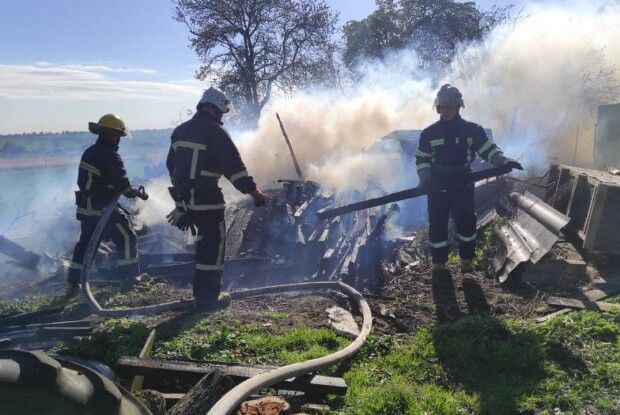 Полум’я з гаража перекинулось на літню кухню: пожежу у селі біля Луцька гасили три підрозділи