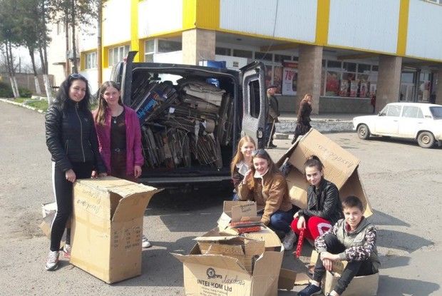 Юні голобівчани збирають макулатуру заради благодійності