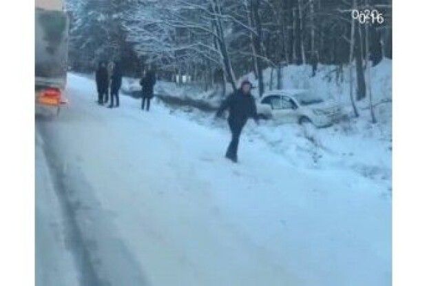 На Волині – потрійна ДТП, два автомобілі злетіли з дороги (Відео)