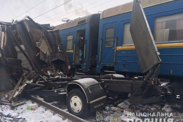 Електричка знесла вантажівку, що застрягла на переїзді