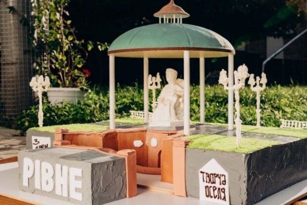 У Рівному на День міста спекли унікальний торт: рівнян запрошують скуштувати (Фото) 