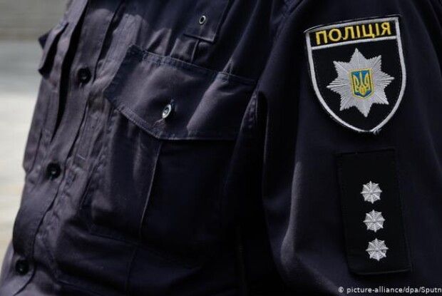 Водій вдарив поліцейського льодорубом: каже, хотів вгамувати