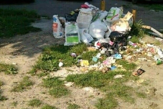 Ремонт зробили - а сміття залишили під будинком