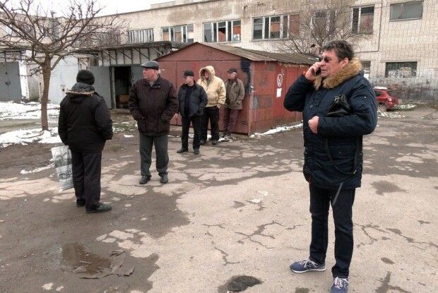 У Рівному власники гаражів на території училища протестують проти їх знесення 