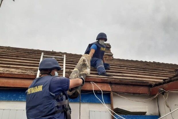 Рівненські рятувальники полагодили на Донеччині 56 дахів житлових будинків