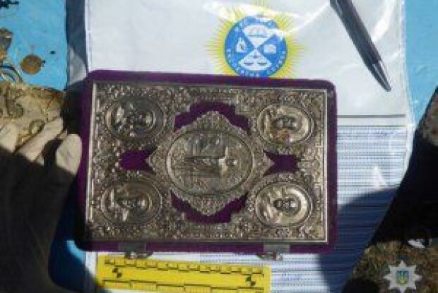 Підняв руку на святе: злодюга поцупив з церкви Євангеліє