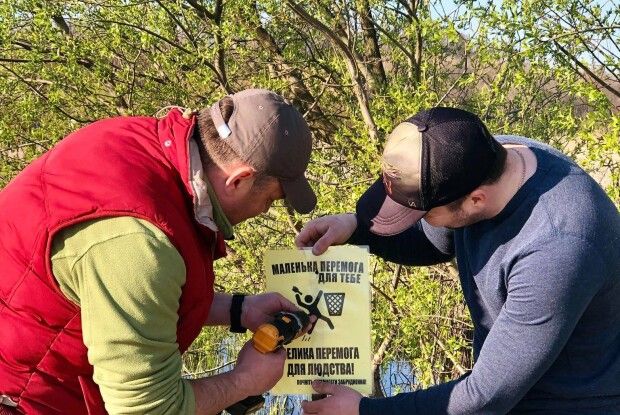 У селищі на Волині небайдужі люди встановили урни для сміття та агітаційні таблички