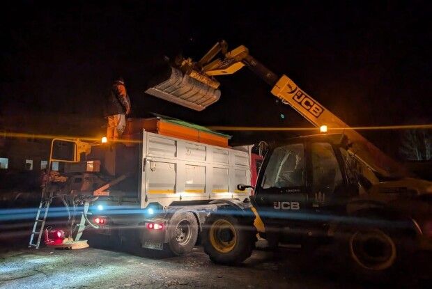 Наслідки снігопаду в Луцьку долали 12 одиниць спецтехніки (Відео)