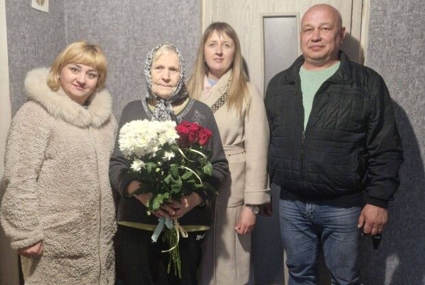 80 років мудрості, відданості та любові до учнів: у громаді на Волині привітали вчительку з поважним ювілеєм 