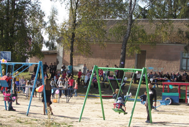 У Новокотові Луцького району відкрили дитячий майданчик 