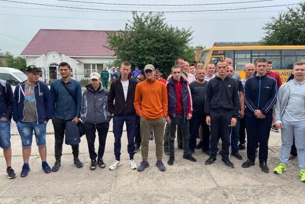 В Іваничах провели на службу новобранців