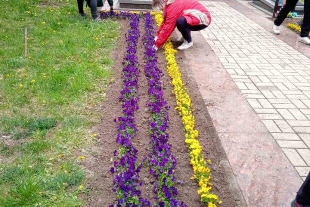 У Луцьку на меморіалі висаджують квіти (Фото)