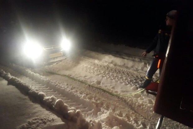 На Волині із замету витягли авто з жінкою і трьома дітьми