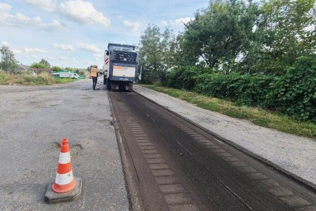Голова ОДА стримав слово: у селищі на Волині розпочали ремонт аварійної дороги