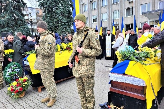 Волинь у скорботі: сьогодні провели в останню дорогу Героїв Євгенія Косарика та Юрія Бойчука (Фото)