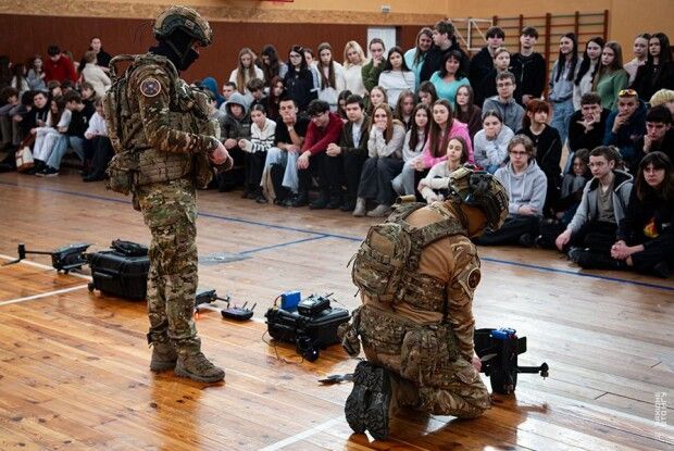 Луцькі школярі вчилися керувати дронами разом із нацгвардійцями