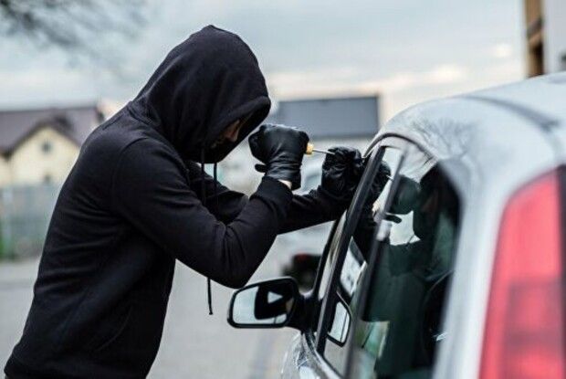 У колишньому райцентрі на Волині з авто на заправці викрали велику суму грошей