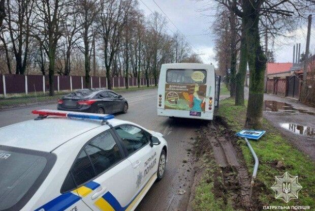 На Волині маршрутник влетів у дорожній знак 