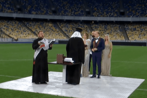 Вінчання на стадіоні: молодята влаштували обряд таїнства не у храмі, а на футбольній арені (Фото, Відео)