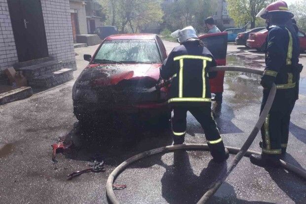 В Дубровиці серед білого дня ледь не згорів легковик