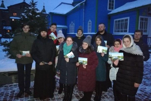 Учні Колківського ВПУ завітали до одиноких і стареньких з подарунками