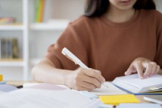 Випускників шкіл та коледжів хочуть звільнити від іспитів