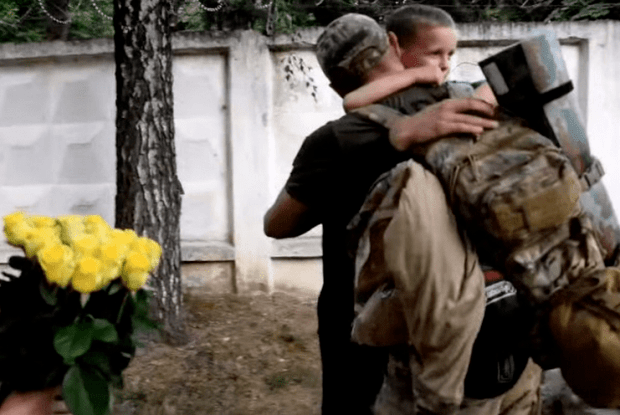 Мить щастя для кожної родини: прикордонник повернувся із зони бойових дій (Відео)