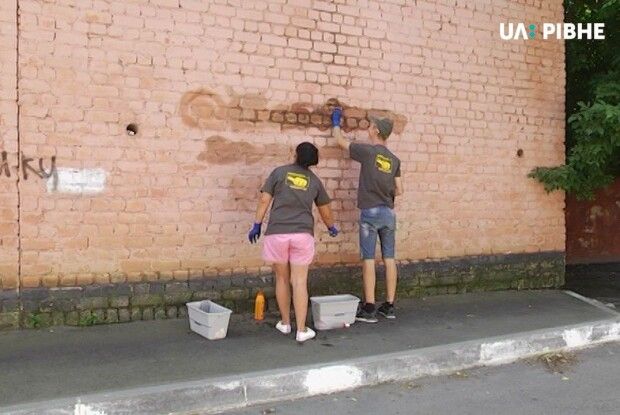 Активісти наводять лад у місті у рамках акції "Очистити Рівне від нарко-графіті" 