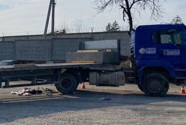 У Львові під колесами вантажівки загинув чоловік (Фото)