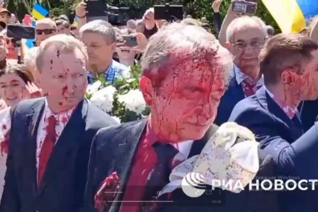 Посла росії у Польщі облили червоною фарбою і закидали трусами (Відео)