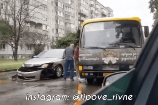 Рівненська маршрутка потрапила в ДТП (Відео)
